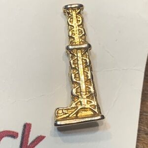 GOLDEN OIL DERRECK OIL RIG GOLD TIE TACK LAPEL PIN.